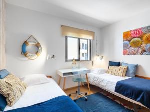una camera con due letti e una scrivania di Apartment Sweet Wave by Interhome a Olhão