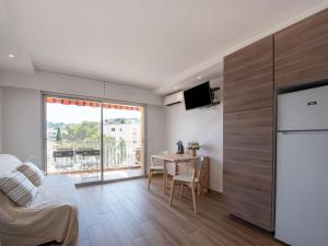 kuchnia i salon ze stołem i lodówką w obiekcie Studio Les Pradels by Interhome w mieście Cavalaire-sur-Mer +15 zdjęć