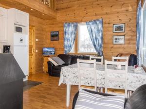 sala de estar con mesa y sofá en Holiday Home Saana 1 by Interhome en Kilpisjärvi