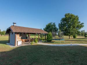 um gazebo com um parque infantil em Villa Adriana by Interhome em Ivanic-Grad