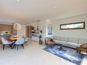 Posezení v ubytování Holiday Home Villa Irena by Interhome