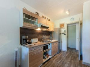 キャヴァレール・シュル・メールにあるApartment L'Eau Blanche by Interhomeのキッチン(木製キャビネット、冷蔵庫付)