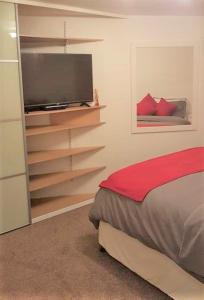 Postel nebo postele na pokoji v ubytování Central 2 Bed, 2 Bathrooms, Ground Floor Apartment with Parking