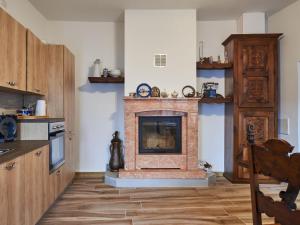 een woonkamer met een open haard in een keuken bij Holiday Home Matilde e Melissa by Interhome in Naggio