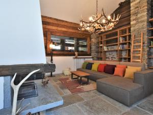 אזור ישיבה ב-Chalet Baita Barin by Interhome