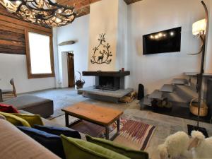 TV a/nebo společenská místnost v ubytování Chalet Baita Barin by Interhome