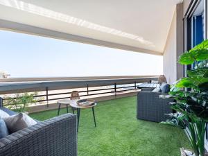 otwarty salon z zielonym dywanem i meblami w obiekcie Apartment Terrasses du Levant by Interhome w mieście Canet-en-Roussillon