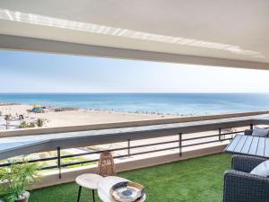 balkon z widokiem na plażę w obiekcie Apartment Terrasses du Levant by Interhome w mieście Canet-en-Roussillon