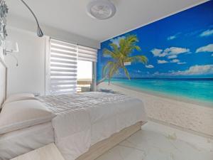 sypialnia z widokiem na plażę w obiekcie Apartment Terrasses du Levant by Interhome w mieście Canet-en-Roussillon +16 zdjęć