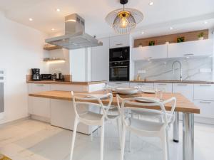 Kuchnia lub aneks kuchenny w obiekcie Apartment Terrasses du Levant by Interhome