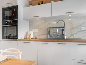 Kuchnia lub aneks kuchenny w obiekcie Apartment Terrasses du Levant by Interhome