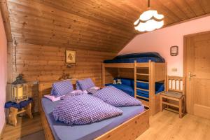 1 dormitorio con literas en una cabaña de madera en Ciasa Rü, en San Cassiano