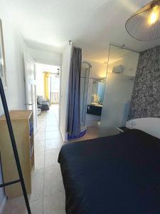 1 dormitorio con 1 cama y 1 habitación con pasillo en Appartement « Marion » sur Quend Plage vue mer !!, en Quend