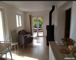 cocina con sala de estar con fogones en Les terrasses de la vallée du miel, en Vaumeilh