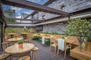En restaurant eller et spisested på Court Yard Hotel