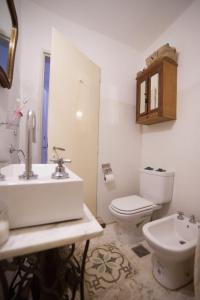 Baño blanco con lavabo y aseo en Amoroso Chalet con súper jardín en Los Cocos