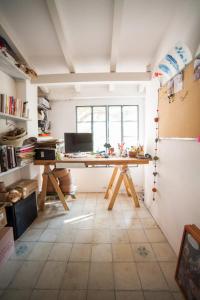 una oficina con escritorio de madera en una habitación en Amoroso Chalet con súper jardín en Los Cocos