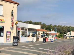 Fotografia z galérie ubytovania Maison 80m2 entièrement rénovée à 1,5km de la plage des Conches v destinácii Longeville-sur-Mer
