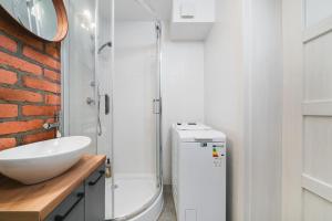 łazienka z umywalką, toaletą i prysznicem w obiekcie Ice Apartments w Krakowie +37 zdjęć