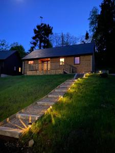 ein Haus mit Lichtern vor einem Hof in der Unterkunft Immaculate 3 bed lodge in Blairgowrie in Blairgowrie