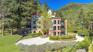 een luchtzicht op een huis in de bergen bij Il Bosco di Campo Marzano green & sky in Borzonasca