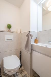 La salle de bains est pourvue de toilettes et d'un lavabo. dans l'établissement Ferienwohnung Alpenzeit, à Oberstaufen