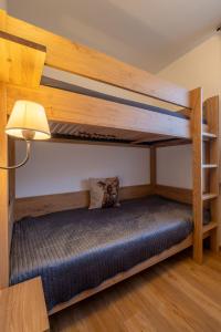 Zimmer mit 2 Etagenbetten und einer Lampe in der Unterkunft Ferienwohnung Alpenzeit in Oberstaufen