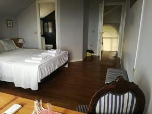 - une chambre avec un lit, une table et une chaise dans l'établissement Mar y Montaña en Las Rías Baixas, à Gondomar