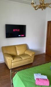 TV a/nebo společenská místnost v ubytování La camera dell’aviatore