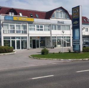 um grande edifício ao lado de uma rua em Pansion Brod em Slavonski Brod