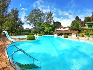 a large swimming pool with a slide in the middle at LOFT EM PETRÓPOLIS - ITAIPAVA in Petrópolis