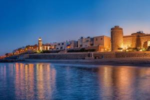 una ciudad con edificios y un río por la noche en Apartamento LA GRACIA, en Roquetas de Mar