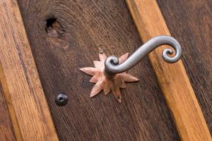 a wooden door with a leaf sticking out of it at Yourte La Désirade in Semur-en-Auxois