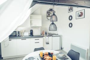 Kuchyňa alebo kuchynka v ubytovaní Le loft superbe studio avec stationnement gratuit