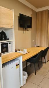 kuchnia z blatem z kuchenką mikrofalową i stołem w obiekcie Boggabri Motel w mieście Boggabri