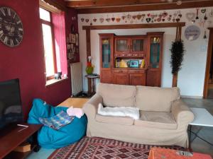 sala de estar con sofá y mesa en La Petite Auberge 
