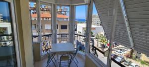 een balkon met een tafel en stoelen bij Cleopatra plajına 50mt deniz gören ferah 2+1 daire in Alanya
