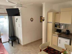 een woonkamer met een keuken en een eetkamer bij Edif Montecarlo I En PB, a mts de las Termas in Federación