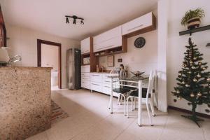 a kitchen with a christmas tree and a table with chairs at CASA ALECRIM PISCINA PRIVATIVA COM Dec MOVEL Ideal Crianças in Niterói