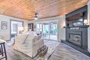 ein Wohnzimmer mit weißen Möbeln und einem Kamin in der Unterkunft The River Cottage Charming Retreat with Dock in Midway