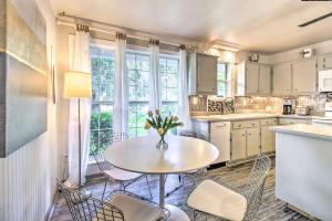 eine Küche mit Tisch und Stühlen und einem Fenster in der Unterkunft The River Cottage Charming Retreat with Dock in Midway + 21 Fotos