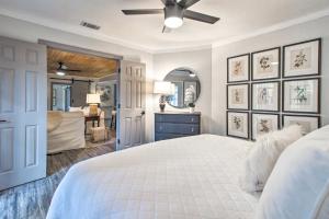 ein Schlafzimmer mit einem weißen Bett mit Deckenventilator in der Unterkunft The River Cottage Charming Retreat with Dock in Midway