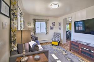 ein Wohnzimmer mit einem Sofa und einem TV in der Unterkunft North Bend Home with Cornhole Court and Putting Green in North Bend