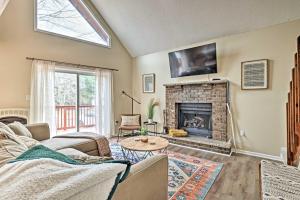 ein Wohnzimmer mit Couch und Kamin in der Unterkunft Golf, Ski and Fish Cabin with Deck in Tobyhanna! in Tobyhanna