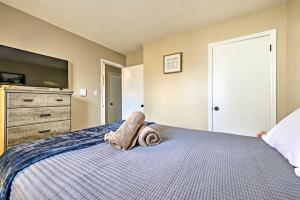 ein Schlafzimmer mit einem Bett und einem Handtuch darauf in der Unterkunft Golf, Ski and Fish Cabin with Deck in Tobyhanna! in Tobyhanna + 23 Fotos