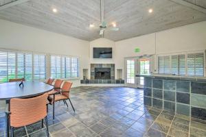 Habitación grande con mesa, sillas y cocina. en Updated Scottsdale Condo Less Than 3 Mi to Old Town!, en Scottsdale