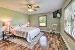 1 dormitorio con 1 cama y ventilador de techo en Pet-Friendly Woodsy Gem quarter Mi to Chesapeake Bay en Exmore