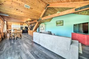 - un salon avec un grand canapé et une table dans l'établissement Grand Idaho Cabin Less Than 1 Mi to Lava Hot Springs!, à Lava Hot Springs