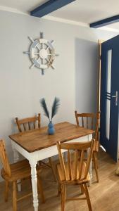 史督托芙的住宿－Czapla siwa，一间带木桌和椅子的用餐室