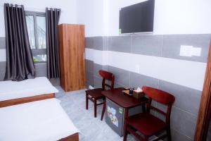 a room with two chairs and a table and a tv at Trường Phúc Vinh Hotel in Phan Thiet +40 photos